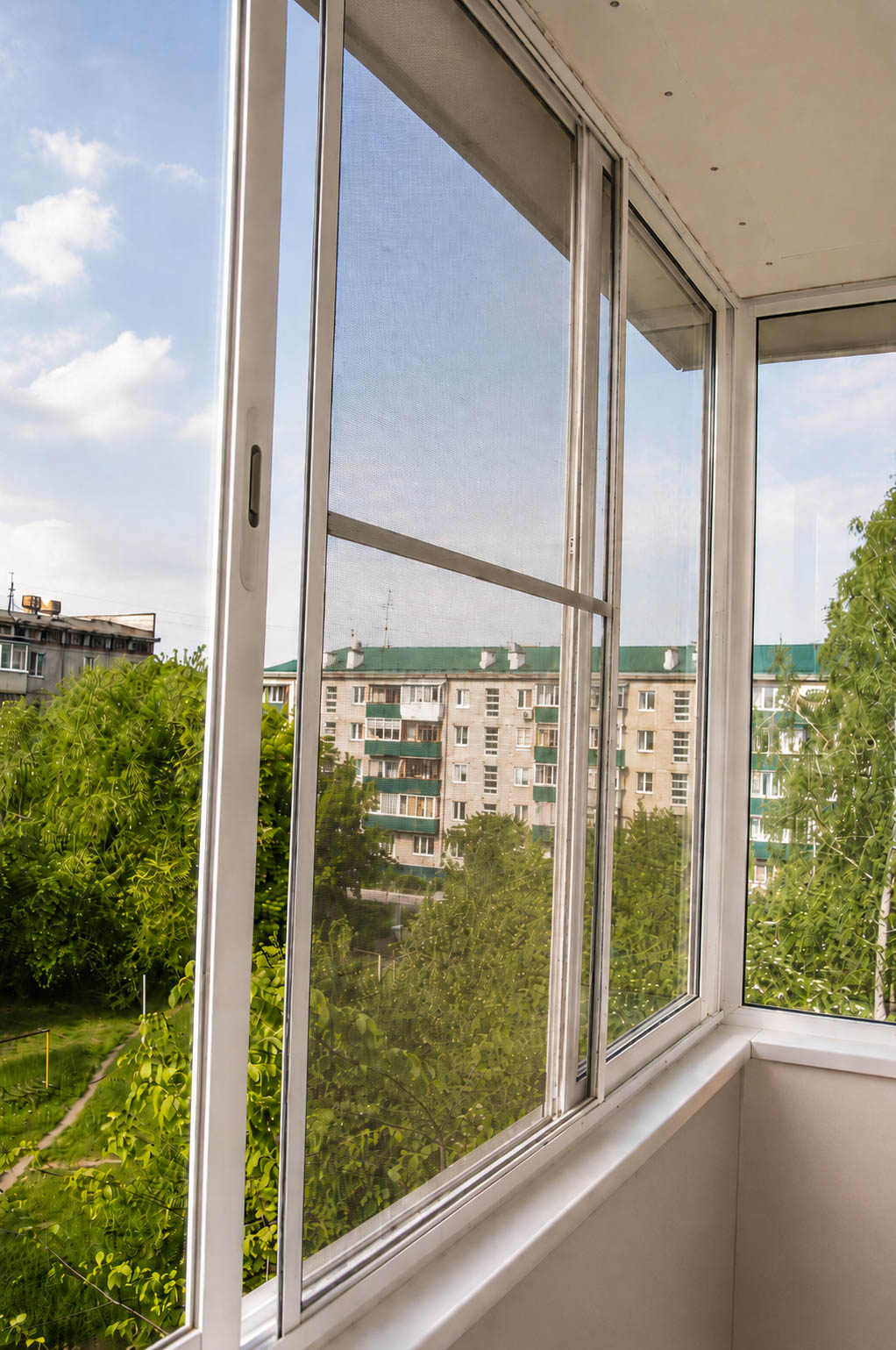 Москитная сетка на балконной конструкции